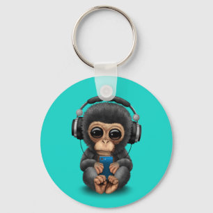 Baby chimp met hoofdtelefoon en mobiele telefoon sleutelhanger