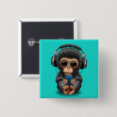 Baby chimp met hoofdtelefoon en mobiele telefoon vierkante button 5,1 cm (Voorkant /achterkant)