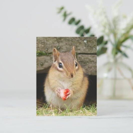 baby-chipmunk met aardbei briefkaart (Staand voorkant)