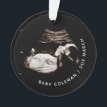 Baby Christmas Ornament Zwangerschap Echografie Fo<br><div class="desc">Baby Christmas Ornament Zwangerschap Ultrasound Foto Kan volledig worden aangepast aan uw behoeften. © Gorjo Design. Gemaakt voor u via het Zazzle platform. // Opmerking: de gebruikte foto is alleen een afbeelding voor plaatsaanduidingen. U moet deze vervangen door uw eigen foto voordat u gaat bestellen/afdrukken. Als je hulp nodig hebt,...</div>