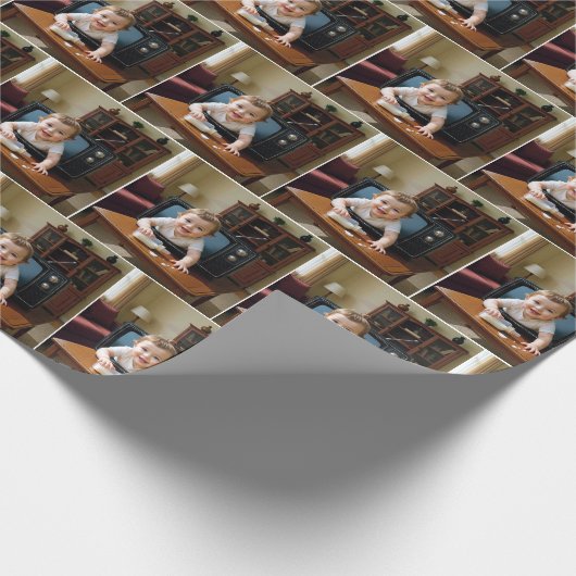 Baby Crawling Out of a Retro Television Cadeaupapier (Hoek)