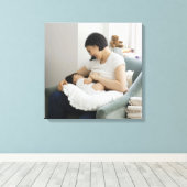 Baby die borstvoeding geeft meisje canvas afdruk (Insitu (Houten vloer))