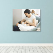 Baby die borstvoeding geeft meisje canvas afdruk (Insitu (Houten vloer))