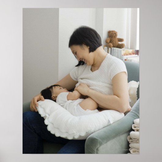 Baby die borstvoeding geeft meisje poster (Voorkant)