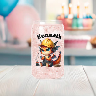 Baby draak in een bouwhelm bouwt een toren blikvorm glas