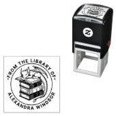 Baby Draak Slaapt op Boek Stapel Bibliotheek Naam Zelfinktende Stempel (In situ)