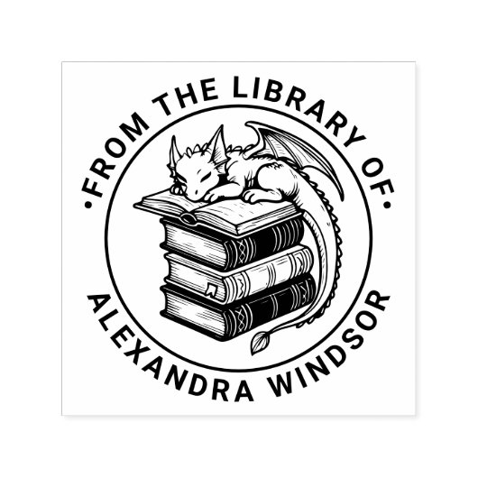 Baby Draak Slaapt op Boek Stapel Bibliotheek Naam Zelfinktende Stempel (Design)