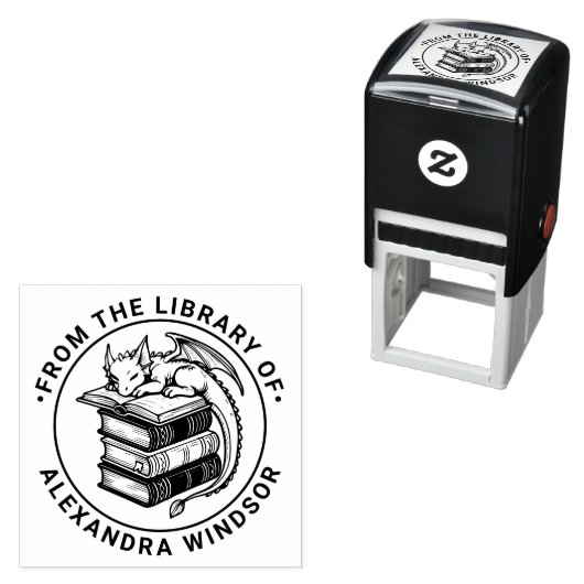 Baby Dragon Sleeping On Book Stack Library Naam Zelfinktende Stempel (In situ)