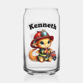 Baby Dragon speelt in de brandweeruitrusting Blikvorm Glas (Achterkant)