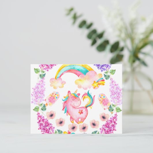 Baby eenhoorn die in haar tuin speelt briefkaart (Staand voorkant)