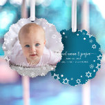 Baby Eerste Chanoeka Foto Sneeuwvlokken Grootouder Ornament Kaart<br><div class="desc">"Mijn eerste Chanoeka." Een speelse afbeelding van witte sterren van David, sneeuwvlokken en handgeschreven scripttypografie met aangepaste naam en jaar, met overlay van de foto van uw keuze, helpen u om Chanoeka en Nieuwjaar in te luiden. Op de achterkant hebben extra witte sterren van David, sneeuwvlokken en handgeschreven typografie met...</div>