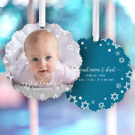 Baby eerste Chanoeka foto sneeuwvlokken nieuwe oud Ornament Kaart<br><div class="desc">"Mijn eerste Chanoeka." Een speelse afbeelding van witte sterren van David, sneeuwvlokken en handgeschreven scripttypografie met aangepaste naam en jaar, met overlay van de foto van uw keuze, helpen u om Chanoeka en Nieuwjaar in te luiden. Op de achterkant hebben extra witte sterren van David, sneeuwvlokken en handgeschreven typografie met...</div>