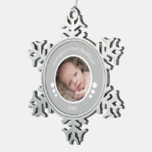 Baby Eerste foto jaar grijs wit Tin Sneeuwvlok Ornament (Rechts)