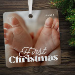 Baby eerste kerstfeest Elegant Moderne Aangepaste  Metalen Ornament<br><div class="desc">Het ontwerp is samengesteld uit moderne chic typografie met sans serif en serif doopvont. Voeg een douanefoto van baby en jaar toe.</div>
