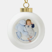 Baby Eerste kerstfoto gebogen typografie Keramische Bal Ornament (Voorkant)