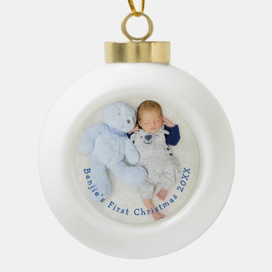 Baby Eerste kerstfoto gebogen typografie Keramische Bal Ornament (Voorkant)
