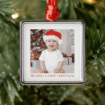 Baby Eerste Kerstfoto Keepsake Metalen Ornament<br><div class="desc">Leg de eerste kerst van de baby vast met een vakantiefoto en pas deze aan met de naam van de baby. Voeg de foto en naam van je baby toe aan creëer,  een vrolijke vakantietraditie die je jaar na jaar graag naar buiten brengt.</div>