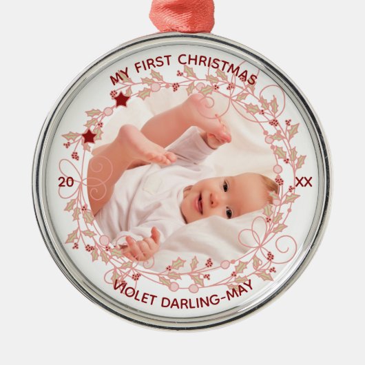 Baby eerste kerstfoto - Roze Holly Wreator Metalen Ornament (Voorkant)