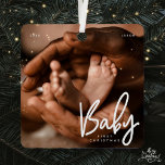 Baby Eerste Kerstmis Modern Elegant Chic Foto Metalen Ornament<br><div class="desc">Het ontwerp is samengesteld uit moderne chic typografie met sans serif en serif doopvont. Voeg een douanefoto van baby en jaar toe.</div>