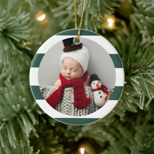Baby eerste Kerstmis Modern Green Stripes Foto Keramisch Ornament (Boom)