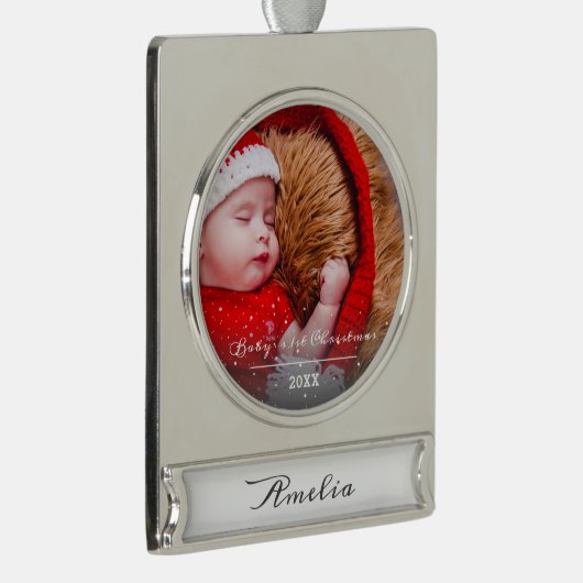 Baby eerste Ornament met kerstcadeauscript Verzilverd Banner Ornament (Rechts)