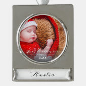 Baby eerste Ornament met kerstcadeauscript Verzilverd Banner Ornament (Voorkant)
