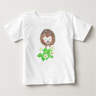 Baby Egel en wilde aardbeienbloemen