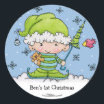 Baby Elf -gepersonaliseerd !st Christmas Ronde Sticker<br><div class="desc">Leuke kleine baby elf staat in de sneeuw met een teddybeer en kerstboom paraplu. Kleuren van blauw en groen. Geweldig voor eerste Kerstmis of elke baby jongen die Kerstmis viert. Origineel ontwerp van Christie Black van Creations from the Heart.</div>