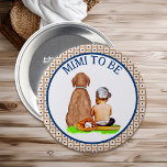Baby en Hondenhonkbal Baby shower Mimi to Be Ronde Button 7,6 Cm<br><div class="desc">Bruin en Blauw gepersonaliseerde jongen Mimi om knoop met een baby jongen zitten naast een hond met een honkbal thema.</div>