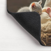 Baby en kitten in een schuur manager muismat (Hoek)