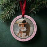 Baby First Christmas Wavy Modern Minimal 2 foto Keramisch Ornament<br><div class="desc">Vier een mijlpaal met onze Baby's First Christmas Wavy Modern Minimal Photo keramisch ornament. Deze charmante aandenken benadrukt een volledige foto genesteld in een golvend cirkelvormig lijst, waardoor een eigentijdse touch aan uw vakantiedecor wordt gegeven. De eenvoudige en minimale lay-out van het ornament is versterkt met delicate golvende lijnaccenten, waardoor...</div>