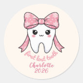 Baby First Tooth Pink Bow Milestone Kawaii Tooth Ronde Sticker (Voorkant)