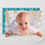 Baby Foto 1e Chanoeka Ster van David Real Gold Folie Feestdagenkaart<br><div class="desc">"Mijn eerste hanukkah." Een speelse visuele weergave van echte gouden folie sneeuwvlokken, sterren van David en handgeschreven scripttypografie, die de foto van uw keuze overtreft, helpen u in Hanukkah en Nieuwjaar te werken. Op de achterkant leggen extra champagne faux gouden sneeuwvlokken een zachte, turkooisblauwe achtergrond. Voel de warmte en de...</div>