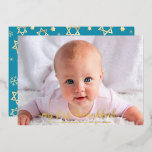 Baby Foto 1e Chanoeka Ster van David Real Gold Folie Feestdagenkaart<br><div class="desc">"Mijn eerste hanukkah." Een speelse visuele weergave van echte gouden folie sneeuwvlokken, sterren van David en handgeschreven scripttypografie, die de foto van uw keuze overtreft, helpen u in Hanukkah en Nieuwjaar te werken. Op de achterkant leggen extra champagne faux gouden sneeuwvlokken een zachte, turkooisblauwe achtergrond. Voel de warmte en de...</div>