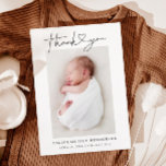 Baby Foto Dank je hart Modern geboorte Aankondigingskaart<br><div class="desc">Dit stijlvolle en elegante briefkaart voor de aankondiging van de sjabloon van de fotogeboorte bevat een foto van je pasgeboren baby jongen of meisje, een aangepast bericht dat gepersonaliseerd kan zijn, tekst met handgeschreven typografie die "Dank je" zegt met een hart tussen de woorden. Voeg de naam van je pasgeboren...</div>