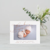 Baby Foto Dank u ellegant modern script geboorte Folie Uitnodiging Briefkaart (Staand Voorkant)