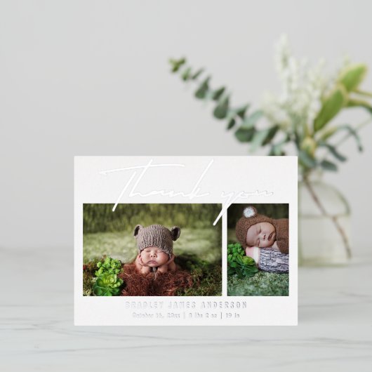 Baby Foto Dank u Modern Script Birth Folie Uitnodiging Briefkaart (Staand Voorkant)