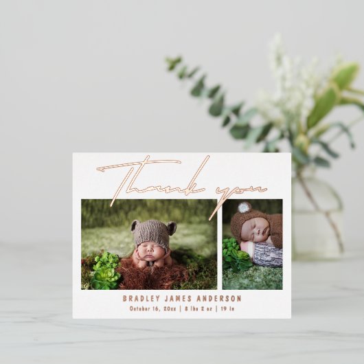 Baby Foto Dank u Modern Script Birth Folie Uitnodiging Briefkaart (Staand Voorkant)