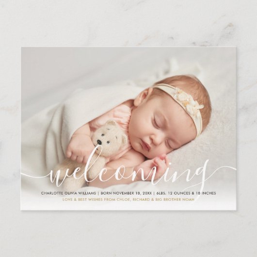 Baby Foto Elegant Script Welkomend Gold Birth Aankondigingskaart (Voorkant)