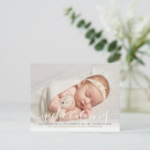 Baby Foto Elegant Script Welkomend Gold Birth Aankondigingskaart (Staand voorkant)
