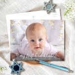 Baby Foto Mijn eerste hanukkah Script Star van Dav Feestdagenkaart<br><div class="desc">"Mijn eerste hanukkah." Een speelse visuele weergave van champagne faux gouden folie Stars of David, sneeuwvlokken en witte handgeschreven script typografie die de foto van je keuze overdekt, help je in Hanukkah en Nieuwjaar te gebruiken. Uw douanenota, getypt of met de hand geschreven, is op de rug. Voel de warmte...</div>