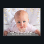 Baby Foto Mijn eerste hanukkah Script Star van Dav Feestdagenkaart<br><div class="desc">"Mijn eerste hanukkah." Een speelse visuele weergave van champagne faux gouden folie Stars of David, sneeuwvlokken en witte handgeschreven script typografie die de foto van je keuze overdekt, help je in Hanukkah en Nieuwjaar te gebruiken. Uw douanenota, getypt of met de hand geschreven, is op de rug. Voel de warmte...</div>