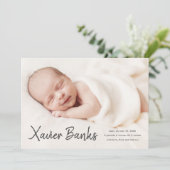Baby foto moderne scriptnaam geboorteaankondiging kaart (Staand voorkant)