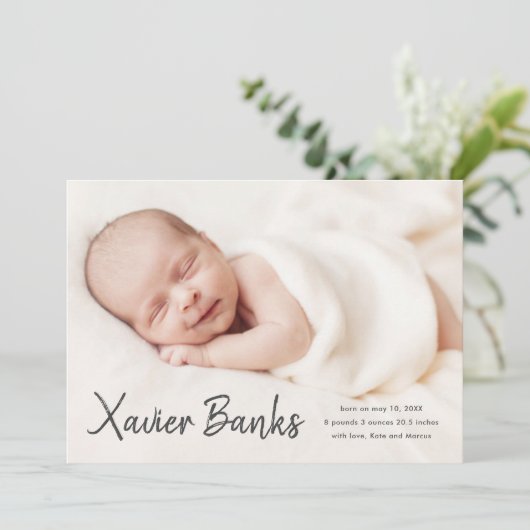 Baby foto moderne scriptnaam geboorteaankondiging kaart (Staand voorkant)
