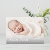 Baby foto moderne scriptnaam geboorteaankondiging kaart (Staand voorkant)