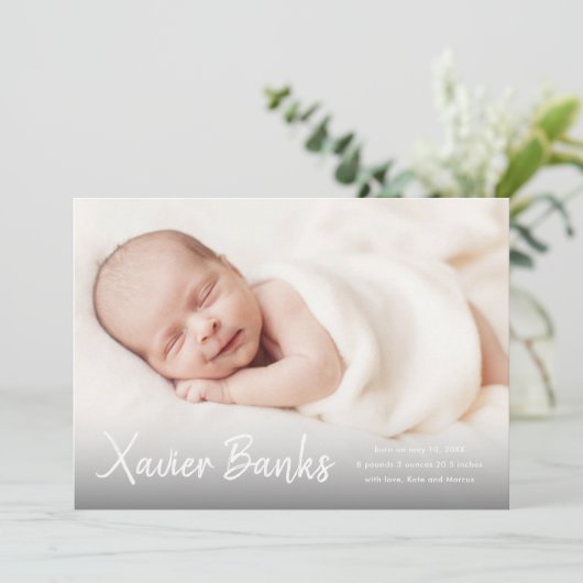 Baby foto moderne scriptnaam geboorteaankondiging kaart (Staand voorkant)