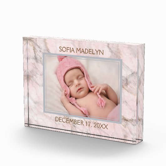 Baby foto op elegante lichtroze marmeren patroon (Rechts)