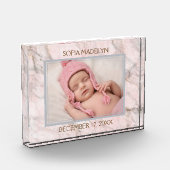 Baby foto op elegante lichtroze marmeren patroon (Links)