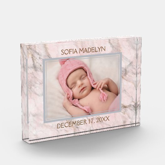 Baby foto op elegante lichtroze marmeren patroon (Links)