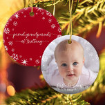 Baby Foto voor eerste kerstmis Snowflakes Grootoud Keramisch Ornament<br><div class="desc">Eerste Kerstmis. Een speelse visuele weergave van witte sneeuwvlokken en handgeschreven scripttypografie met aangepast jaar, waarbij de foto van uw keuze wordt overtroffen, helpt u met Kerstmis en Nieuwjaar. Op de achterkant, extra witte sneeuwvlokken en handgeschreven typografie met "trotse grootouders van de naam van baby" bekleden een rode achtergrond. Voel...</div>